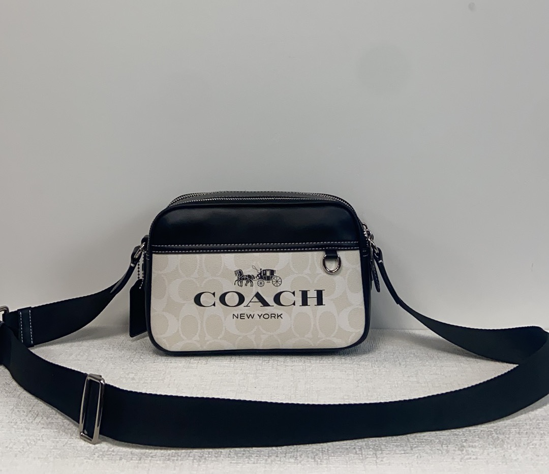 Coach COA*H C 蔻家2024年1月新品 Graham男士相机包此款包采用的是人造革配牛皮革内置多功能袋 双拉链开合织物衬里 23cm(长)15cm(高)7cm宽