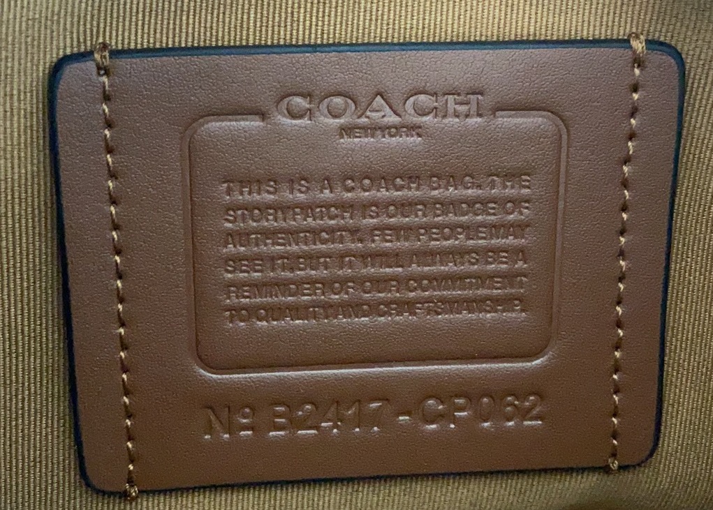 Coach COA*H C 蔻家2024年1月新品 Graham男士相机包此款包采用的是人造革配牛皮革内置多功能袋 双拉链开合织物衬里 23cm(长)15cm(高)7cm宽