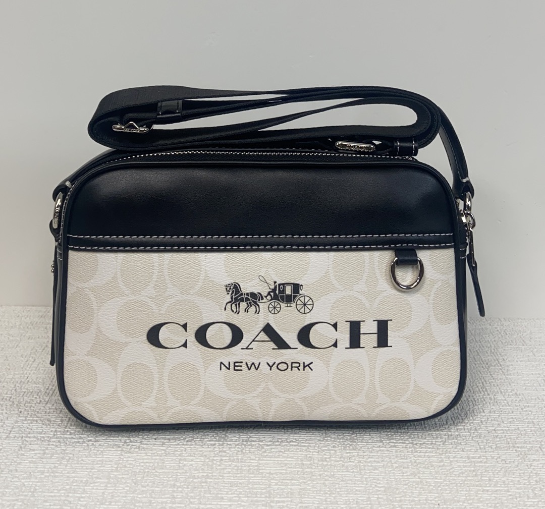 Coach COA*H C 蔻家2024年1月新品 Graham男士相机包此款包采用的是人造革配牛皮革内置多功能袋 双拉链开合织物衬里 23cm(长)15cm(高)7cm宽
