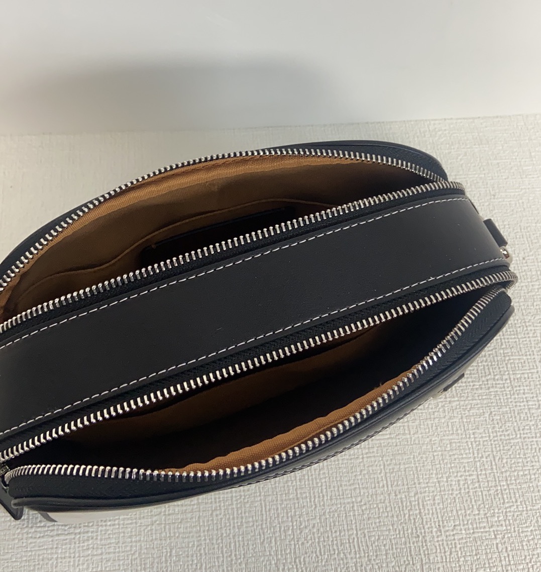 Coach COA*H C 蔻家2024年1月新品 Graham男士相机包此款包采用的是人造革配牛皮革内置多功能袋 双拉链开合织物衬里 23cm(长)15cm(高)7cm宽