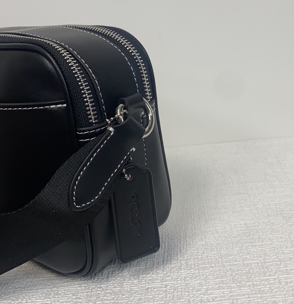 Coach COA*H C 蔻家2024年1月新品 Graham男士相机包此款包采用的是人造革配牛皮革内置多功能袋 双拉链开合织物衬里 23cm(长)15cm(高)7cm宽