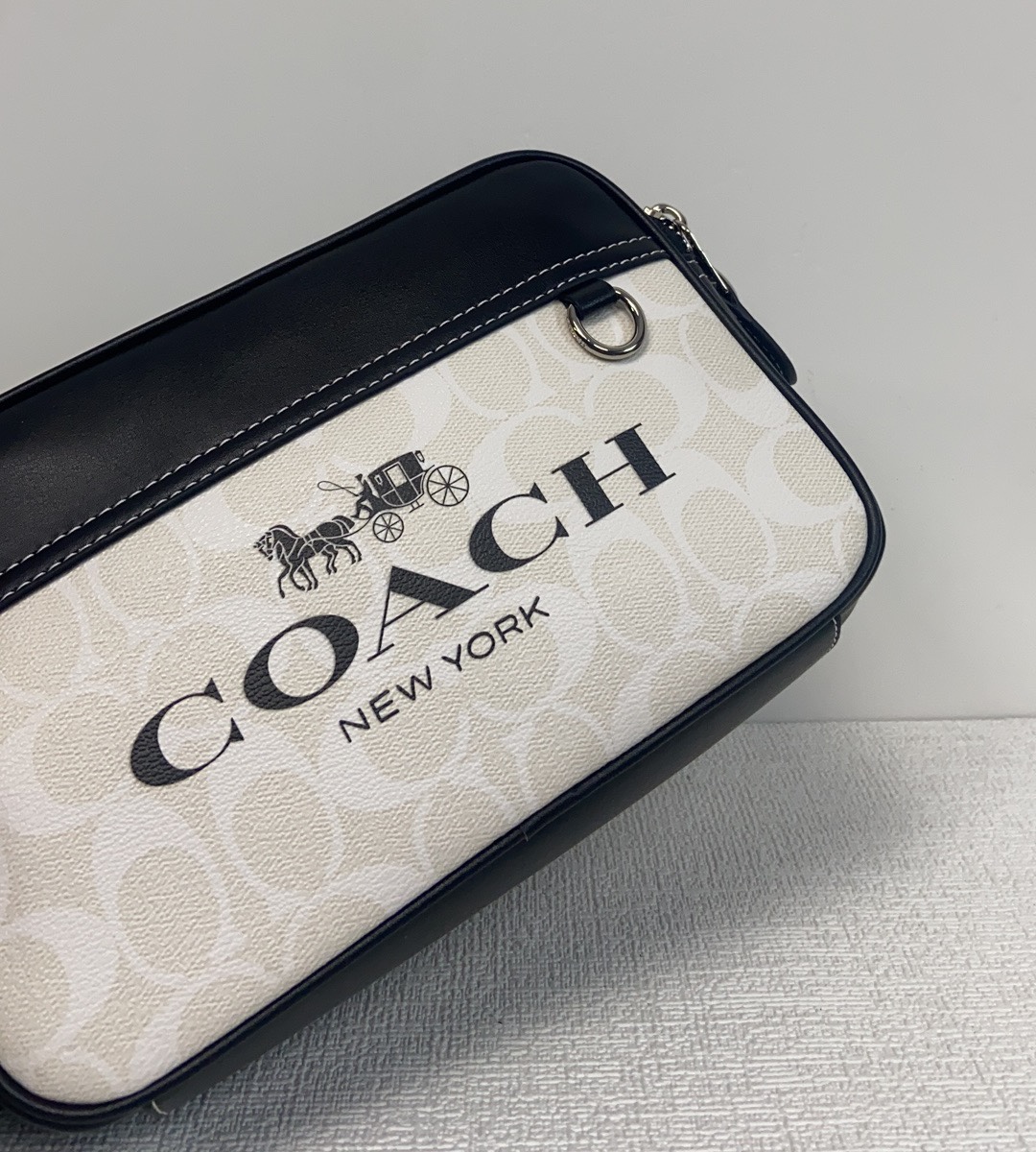 Coach COA*H C 蔻家2024年1月新品 Graham男士相机包此款包采用的是人造革配牛皮革内置多功能袋 双拉链开合织物衬里 23cm(长)15cm(高)7cm宽
