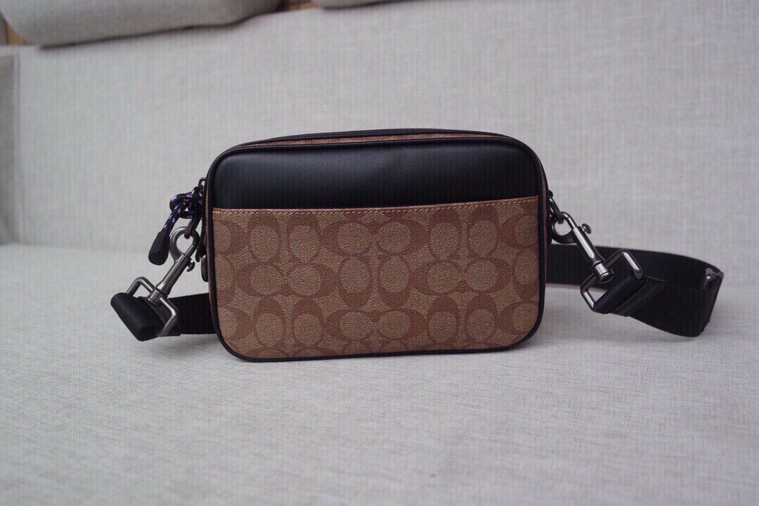 Coach 91498 头层皮 小方包 斑点狗 卡其色男士相机包迪士尼款。尺寸：23/15