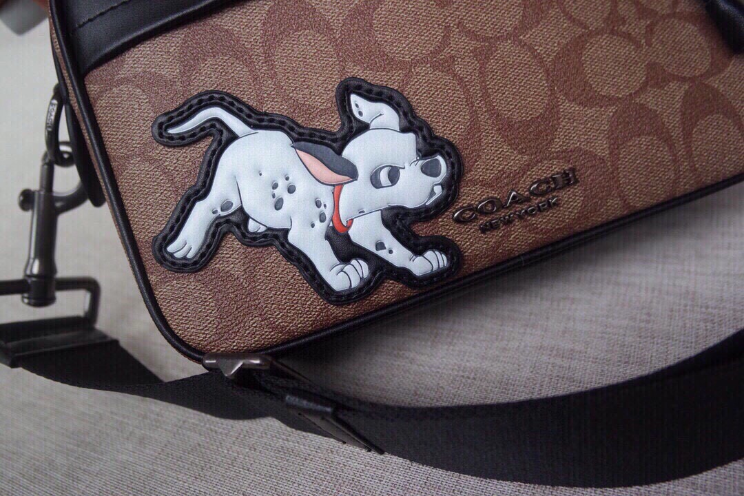 Coach 91498 头层皮 小方包 斑点狗 卡其色男士相机包迪士尼款。尺寸：23/15