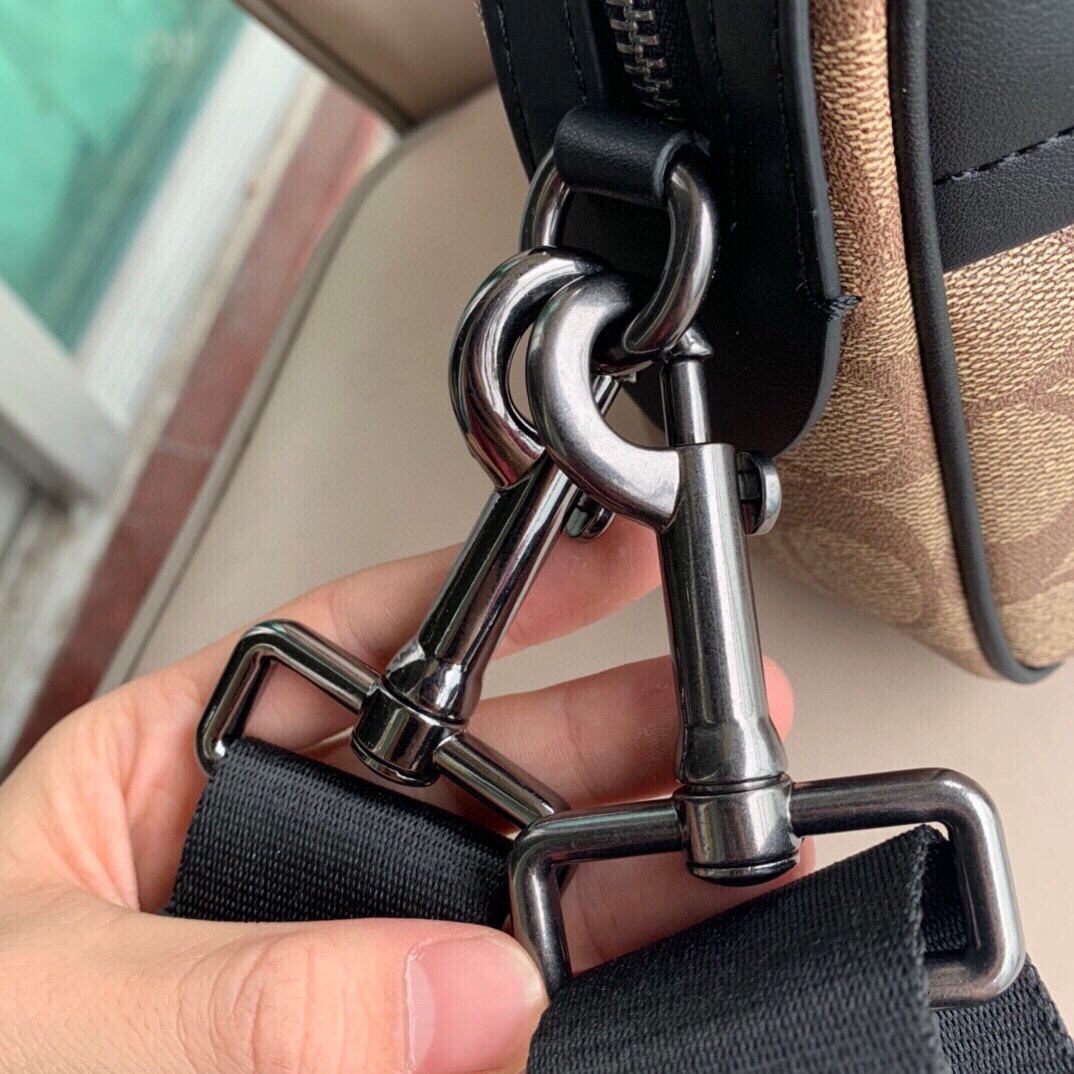 Coach C家 新款条纹 男士相机包小方包 老花 Graham Crossbody 通勤单肩斜挎包 胸包、还可以当手包使用～ 潮男 百搭