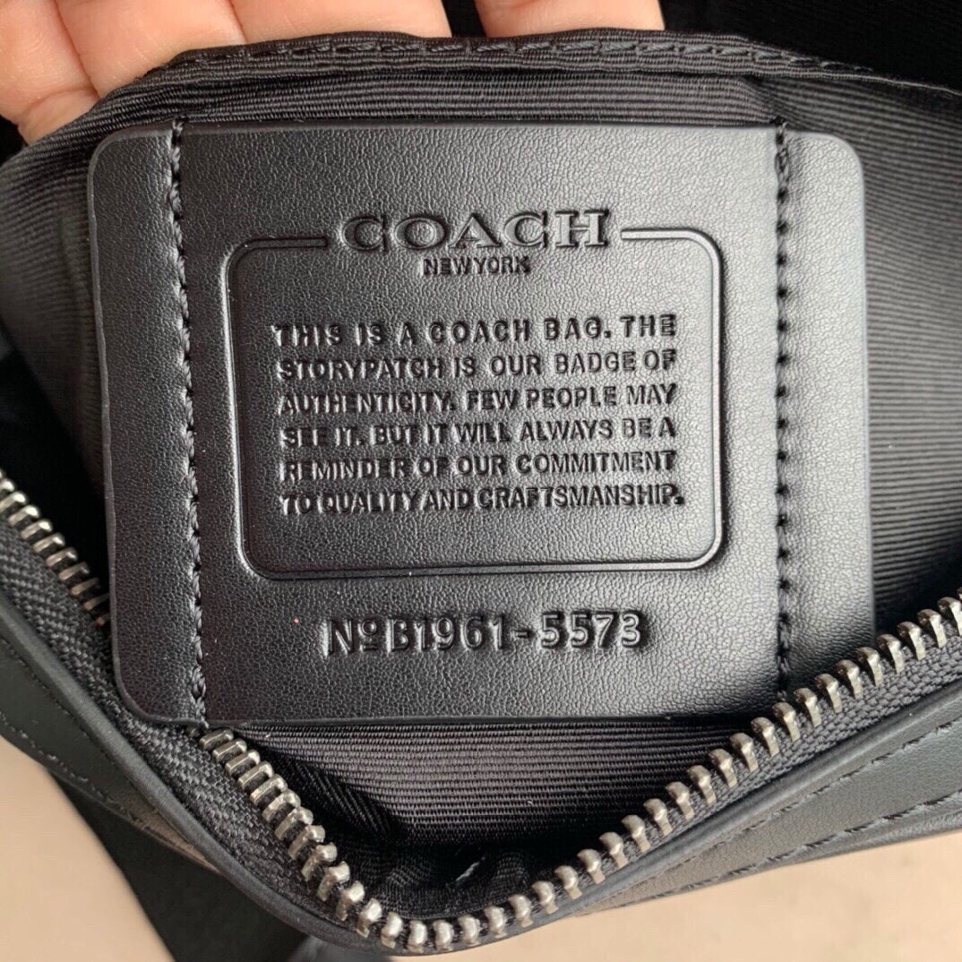 Coach C家 新款条纹 男士相机包小方包 老花 Graham Crossbody 通勤单肩斜挎包 胸包、还可以当手包使用～ 潮男 百搭