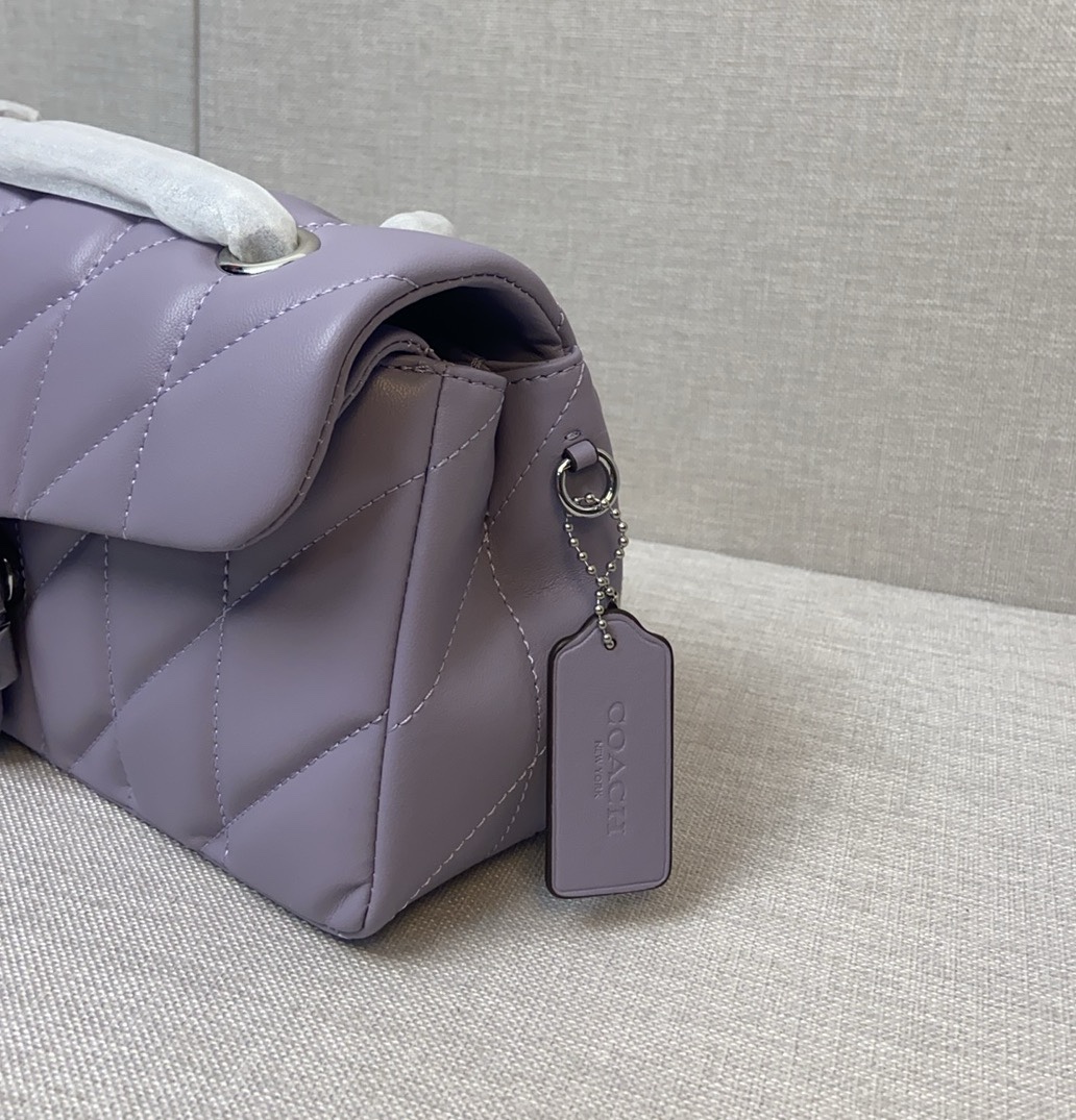 Coach 新品 CP210 CP207 Quilting Tabby珩缝工艺的链条tabby 酷酷的暗黑扣低调又高级的银色扣