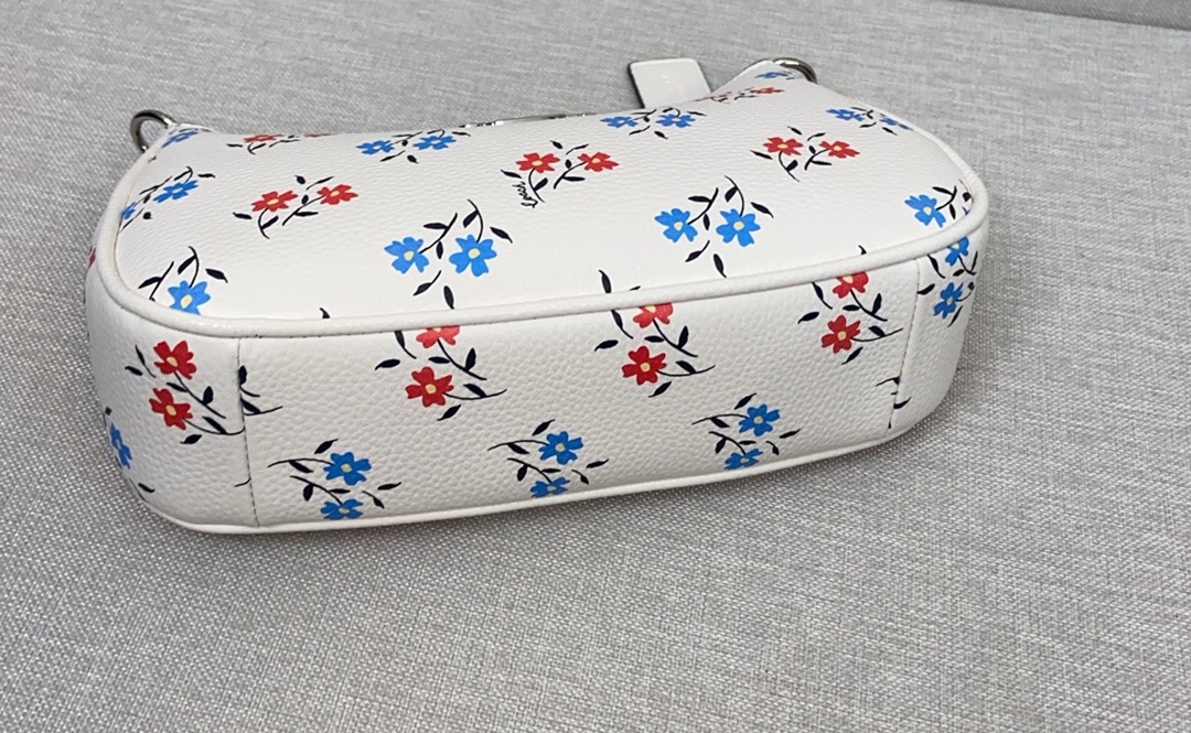 Coach Coach|6月新品CT830 温柔清新田园风格的小花款 Coach 蔻驰6月才过去几天