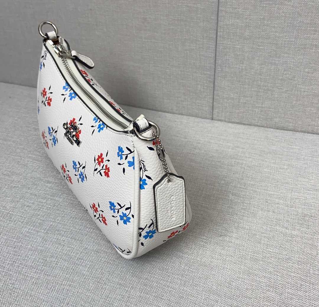 Coach Coach|6月新品CT830 温柔清新田园风格的小花款 Coach 蔻驰6月才过去几天