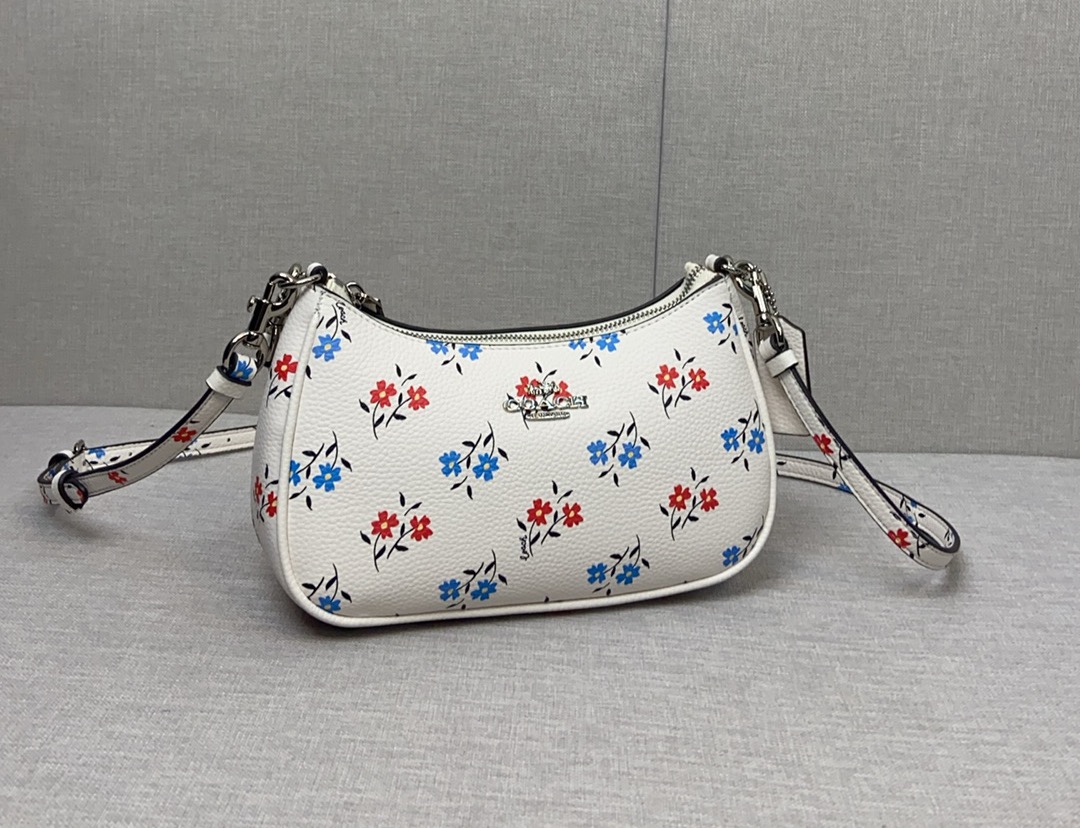Coach Coach|6月新品CT830 温柔清新田园风格的小花款 Coach 蔻驰6月才过去几天