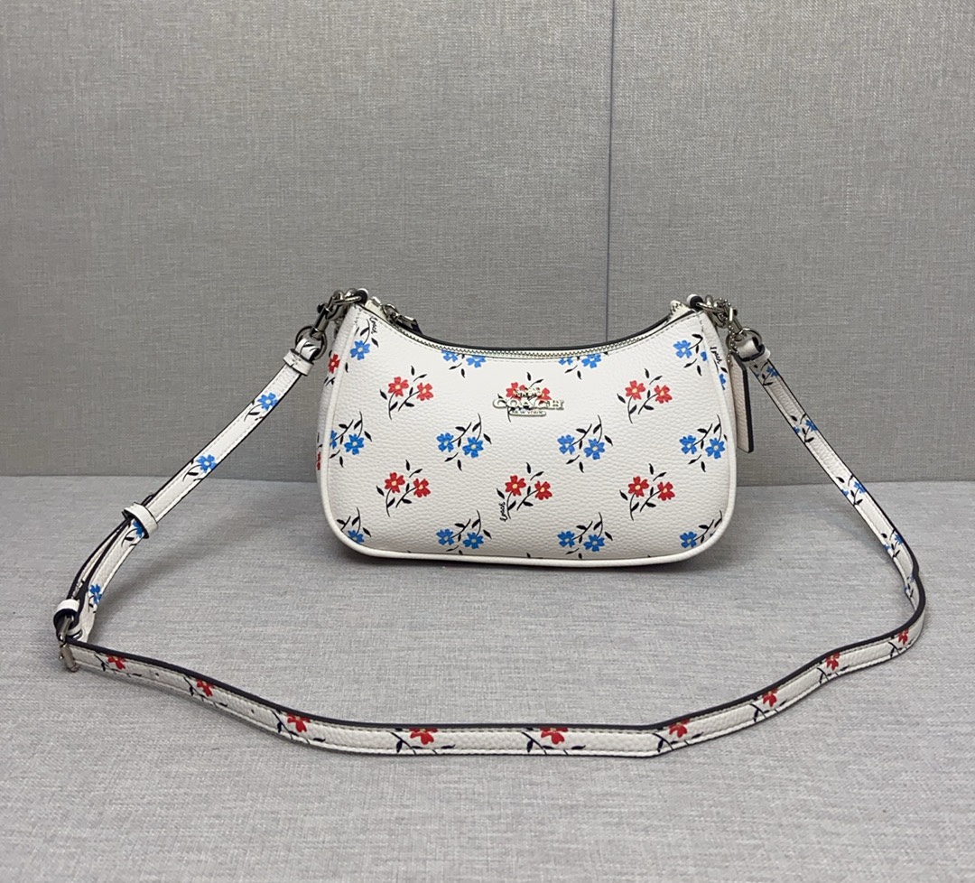 Coach Coach|6月新品CT830 温柔清新田园风格的小花款 Coach 蔻驰6月才过去几天