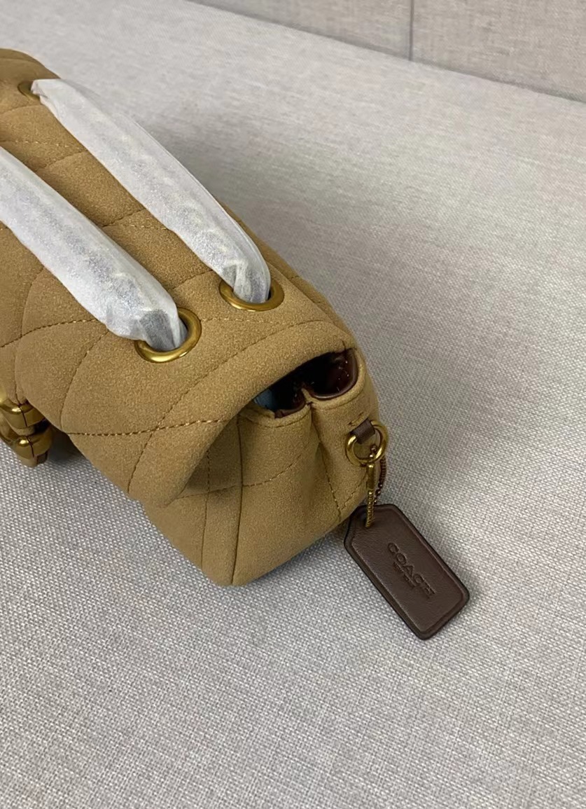 Coach Coach 2月新品 CW626 Quilting Tabby珩缝工艺的链条tabby 酷酷的暗黑扣