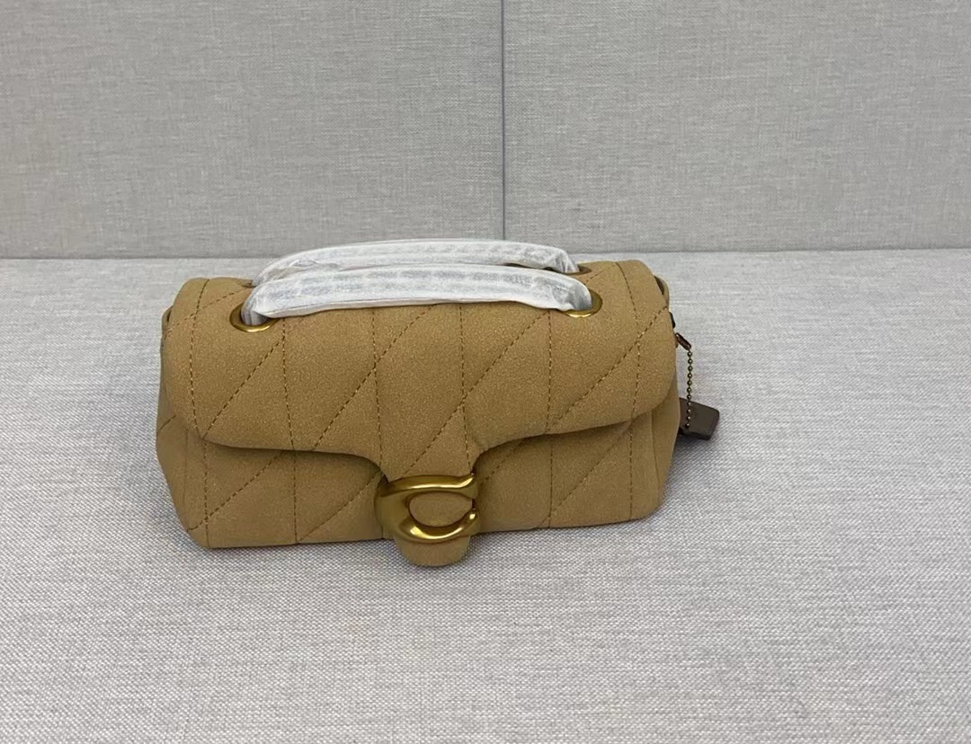 Coach Coach 2月新品 CW626 Quilting Tabby珩缝工艺的链条tabby 酷酷的暗黑扣