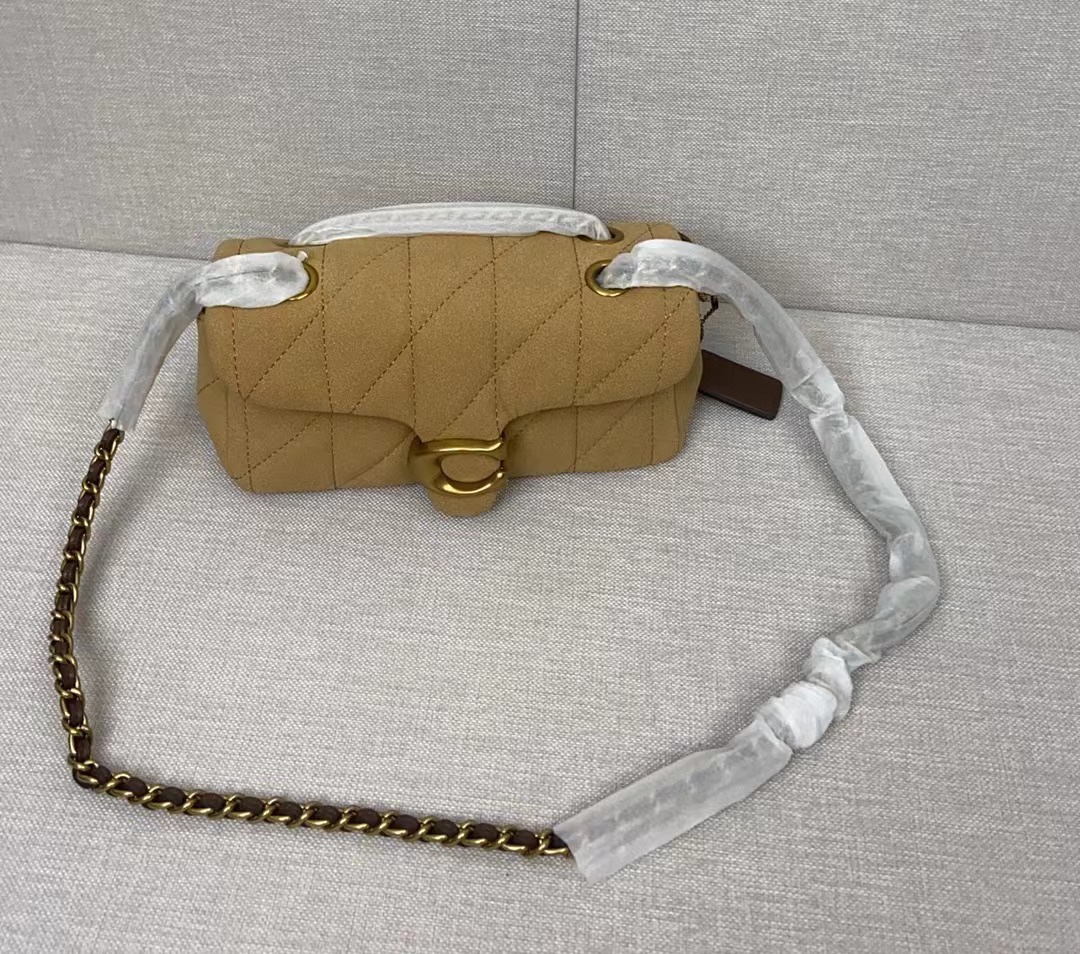 Coach Coach 2月新品 CW626 Quilting Tabby珩缝工艺的链条tabby 酷酷的暗黑扣