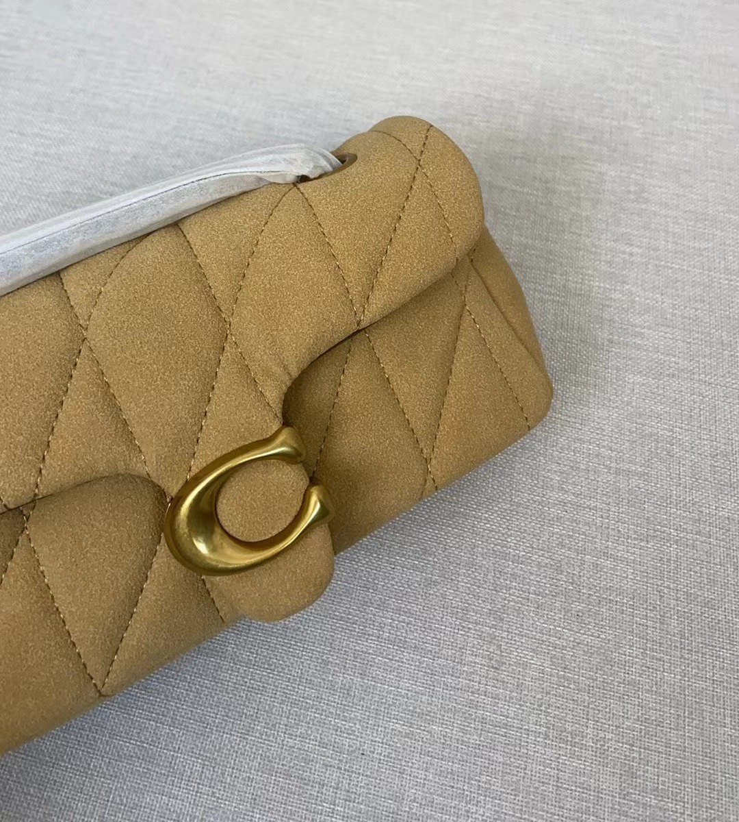 Coach Coach 2月新品 CW626 Quilting Tabby珩缝工艺的链条tabby 酷酷的暗黑扣