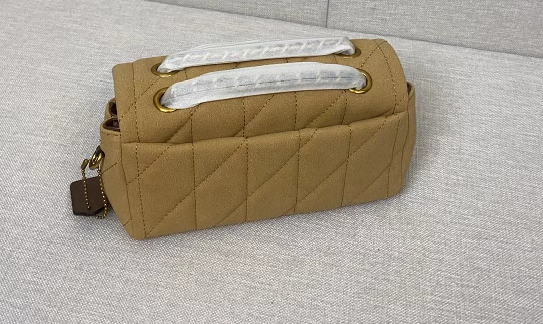 Coach Coach 2月新品 CW626 Quilting Tabby珩缝工艺的链条tabby 酷酷的暗黑扣