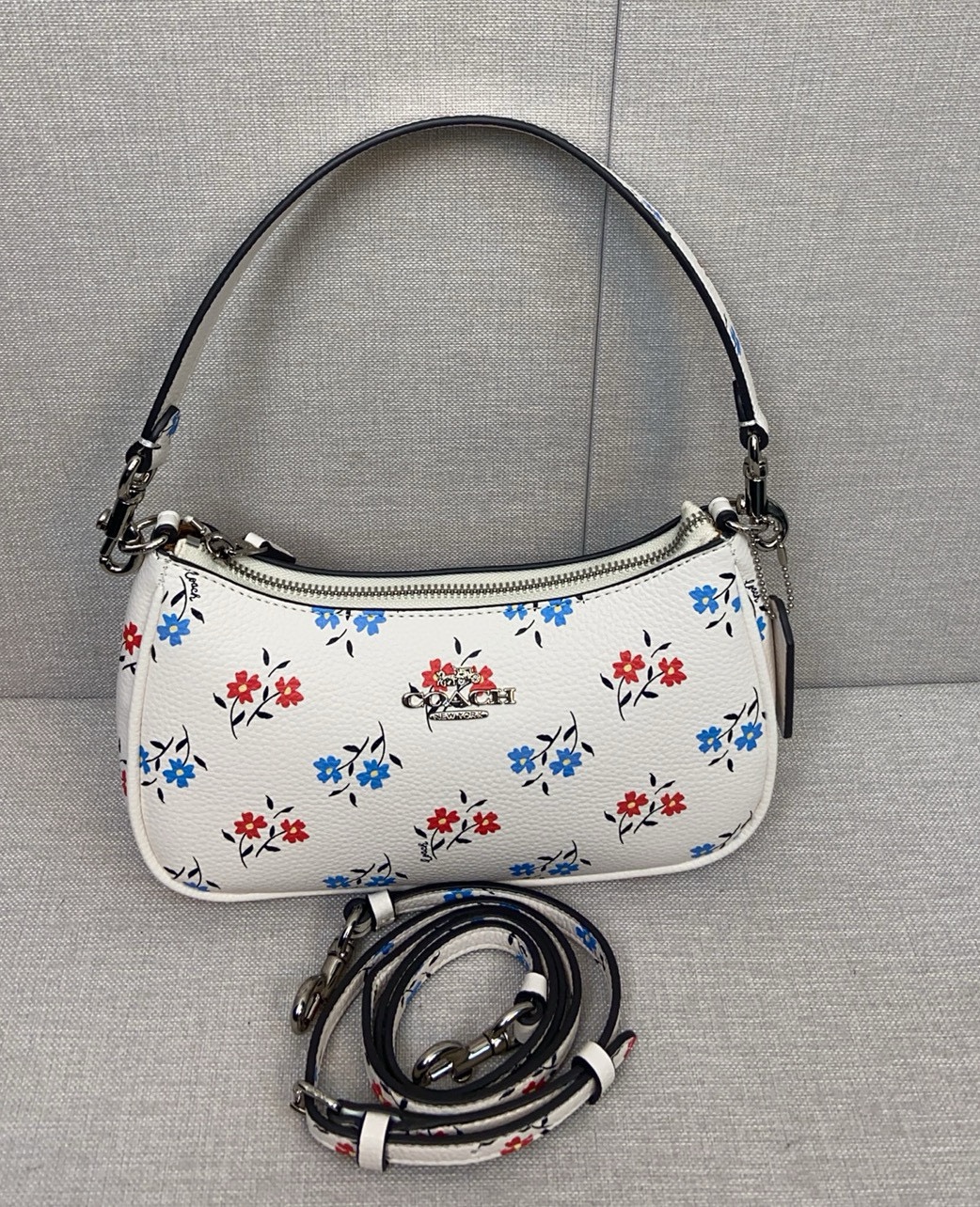 Coach Coach|6月新品CT830 温柔清新田园风格的小花款 Coach 蔻驰6月才过去几天