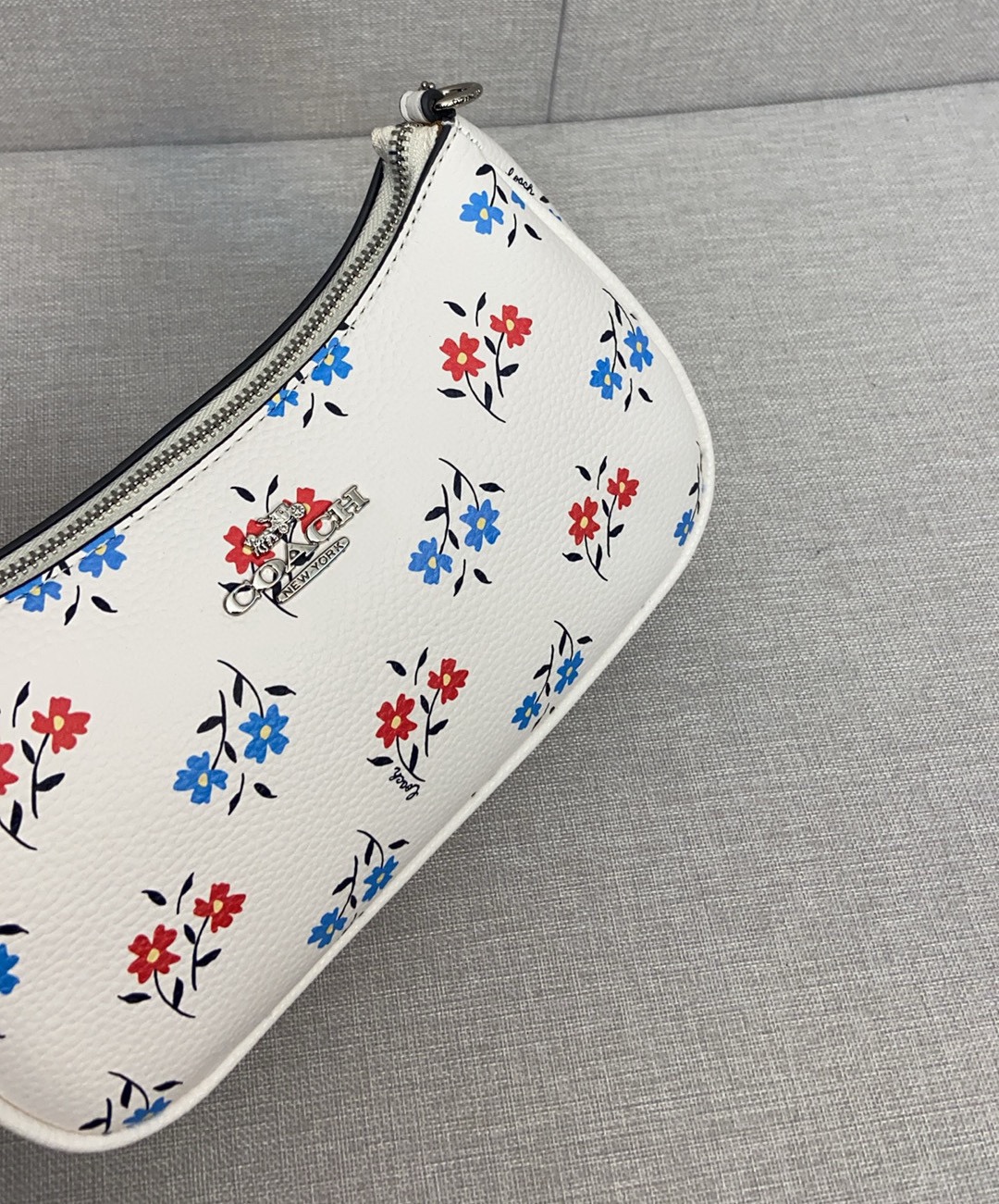 Coach Coach|6月新品CT830 温柔清新田园风格的小花款 Coach 蔻驰6月才过去几天