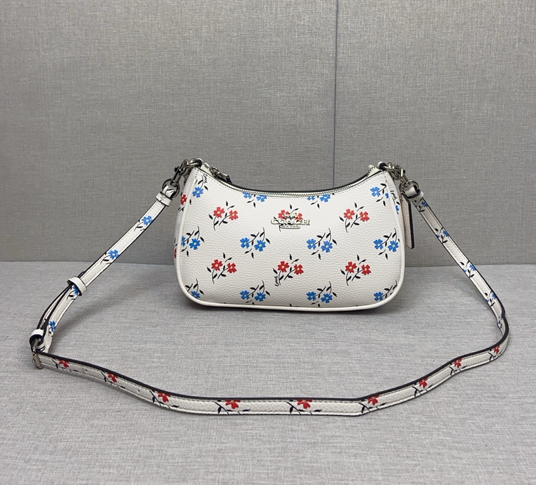Coach Coach|6月新品CT830 温柔清新田园风格的小花款 Coach 蔻驰6月才过去几天