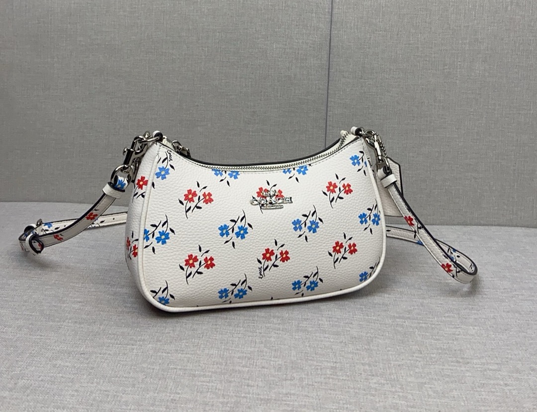 Coach Coach|6月新品CT830 温柔清新田园风格的小花款 Coach 蔻驰6月才过去几天