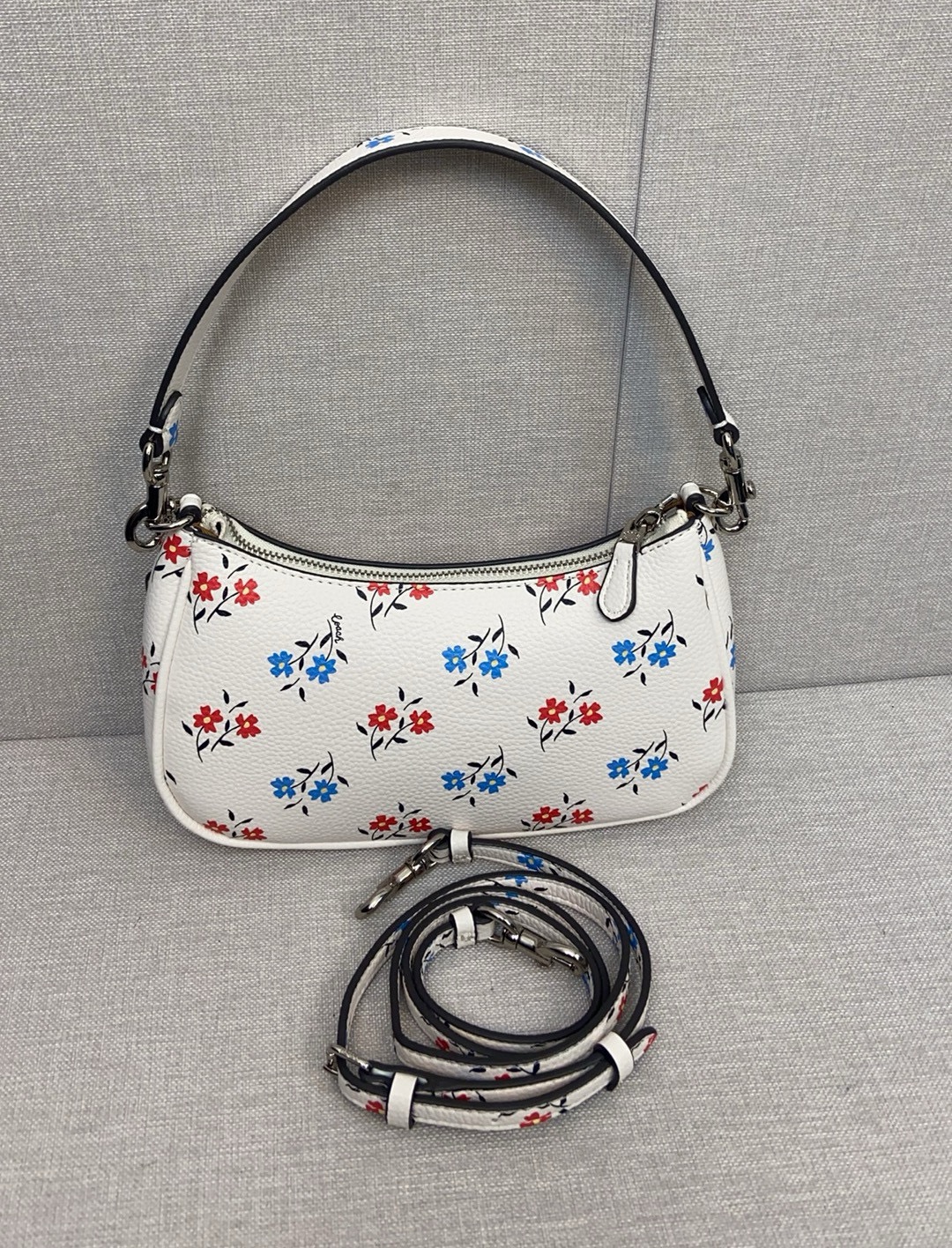 Coach Coach|6月新品CT830 温柔清新田园风格的小花款 Coach 蔻驰6月才过去几天