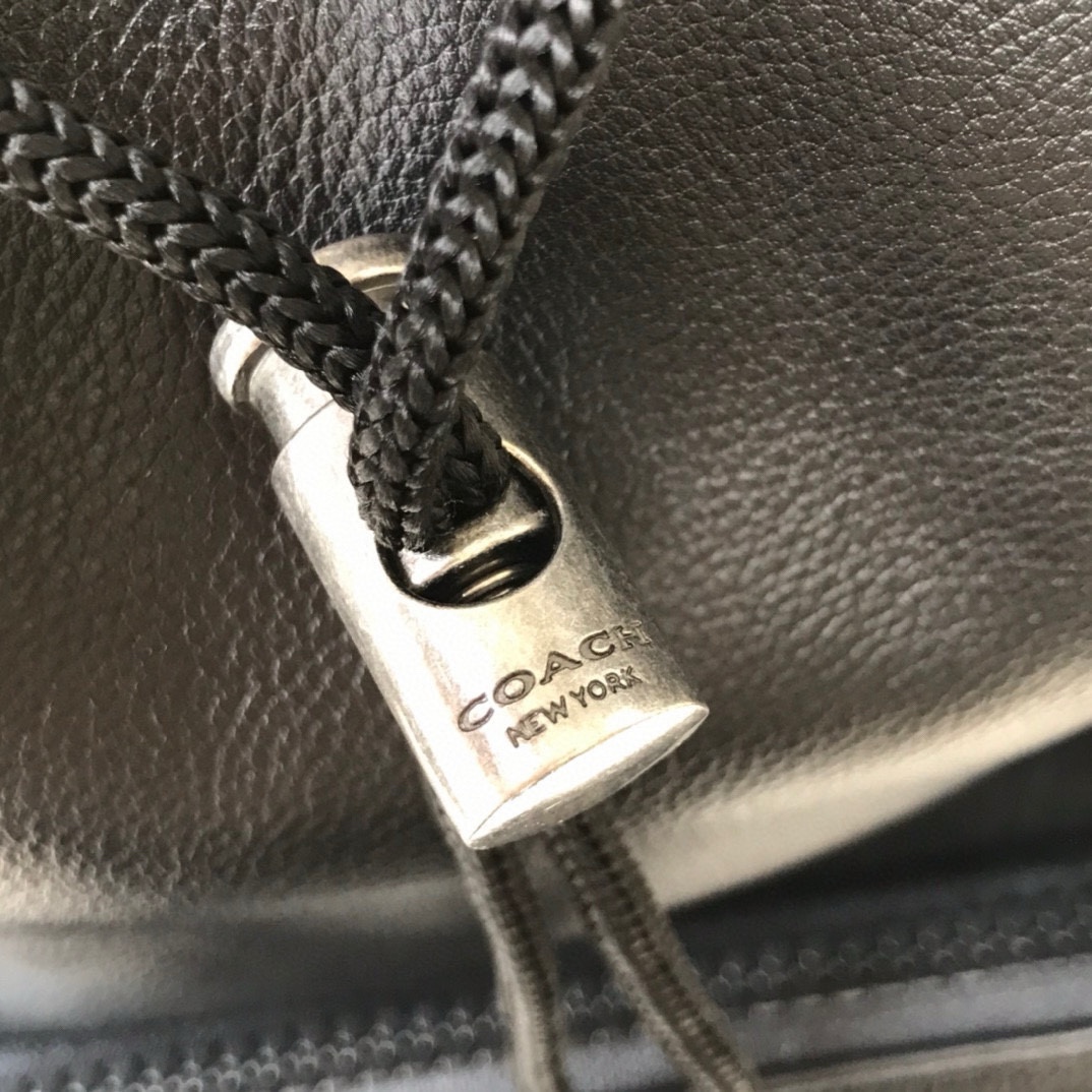 Coach coach C2710 新款男士双肩登山包 男士背包 两侧有口袋 背后贴心网状设计 100％头层牛皮