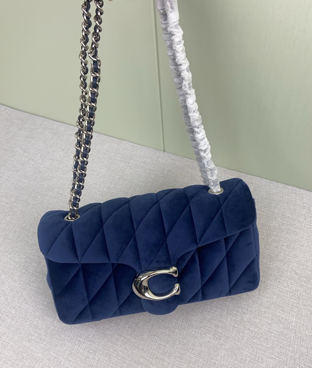 Coach November new arrival: Velvet Jewel Blue model: CW607 TABBY 26, exuding a luxurious feel. The velvet material showcases aristocratic elegance. Exquisite hardware, every detail exudes luxury. This bag is a perfect blend of fashion and luxury, making you the center of attention when you carry it. Size: 26✖️14✖️8cm. image 1