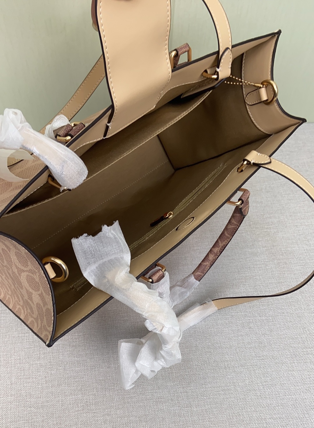 Maggie Tote シンプルデザインの多機能トートバッグ