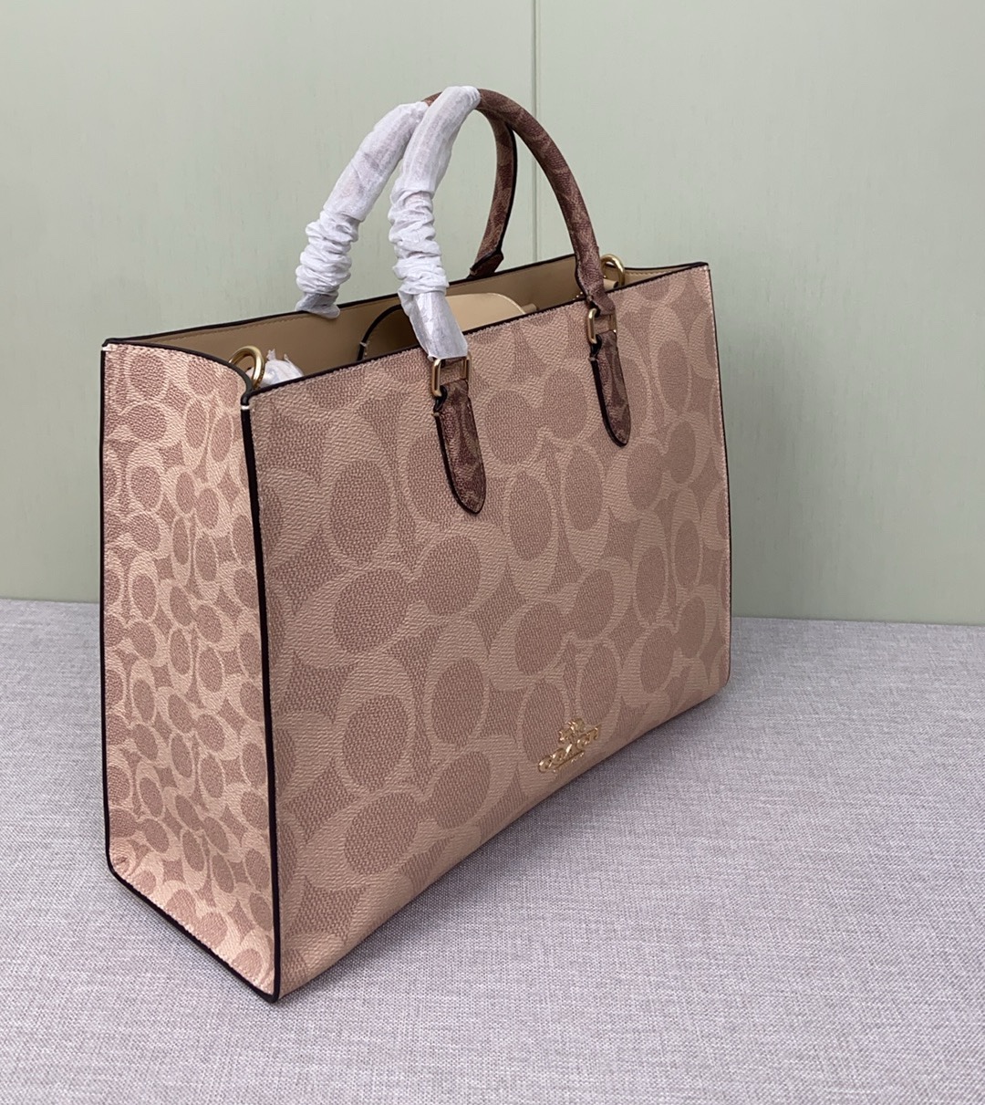 Maggie Tote シンプルデザインの多機能トートバッグ