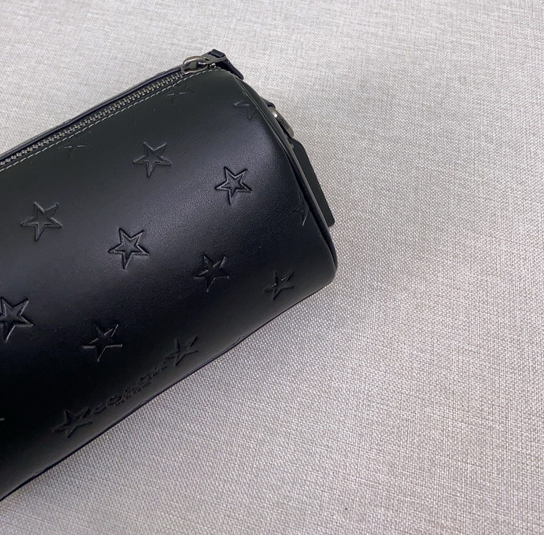 Coach 12月新品 CW324 男士Axel crossbody充满活力的12月男士斜挎包Axel出了新的印花纯牛皮材质压印了梦幻的小星星是童真 是梦想 超实用的容量满足日常需求 还自带一个小卡包 尺寸21/11/10