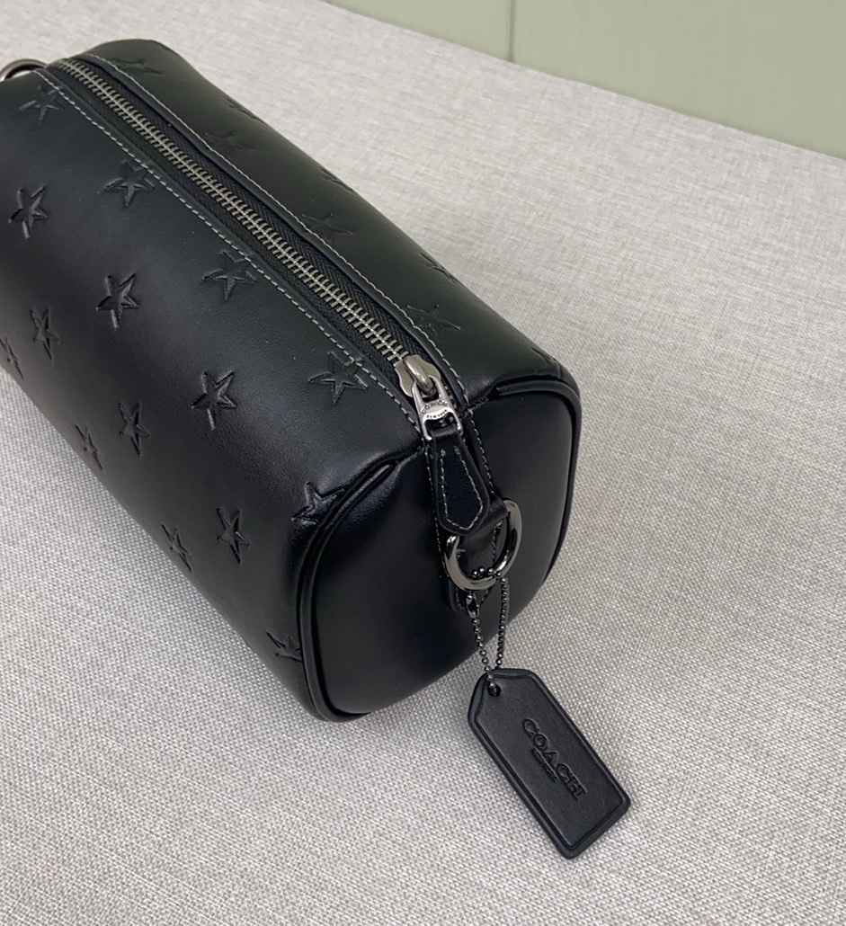 Coach 12月新品 CW324 男士Axel crossbody充满活力的12月男士斜挎包Axel出了新的印花纯牛皮材质压印了梦幻的小星星是童真 是梦想 超实用的容量满足日常需求 还自带一个小卡包 尺寸21/11/10