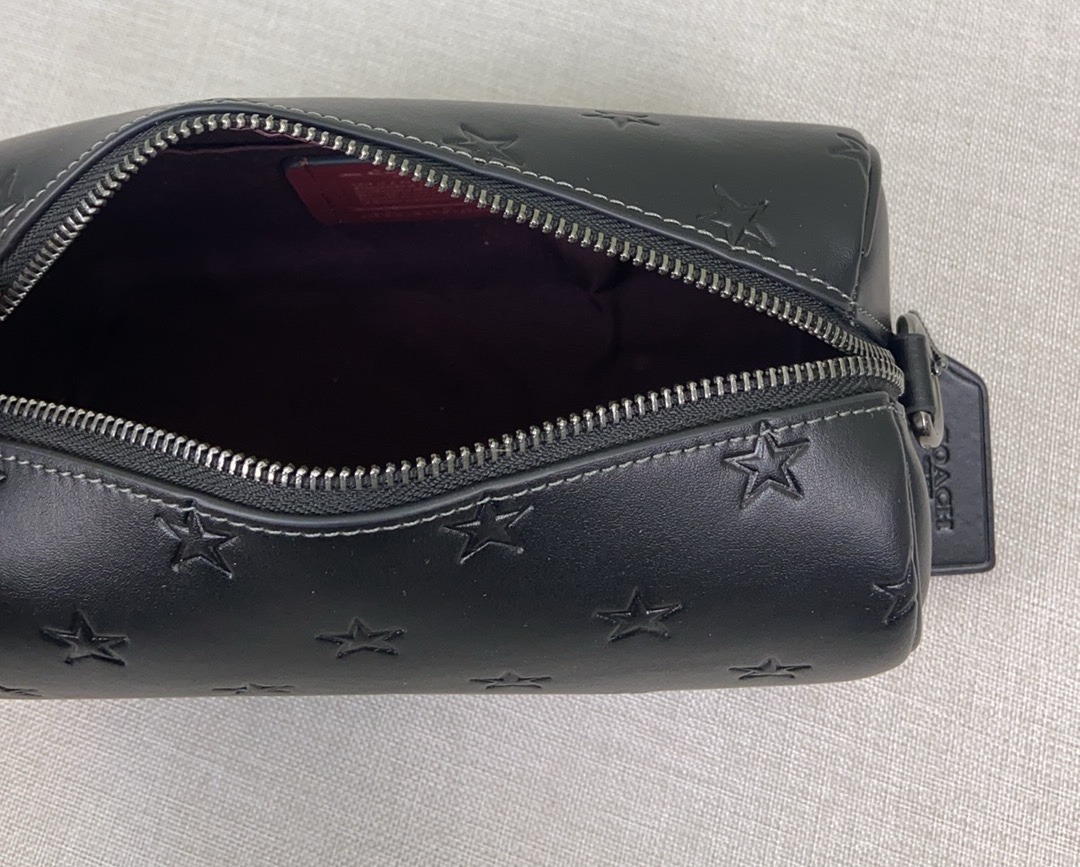 Coach 12月新品 CW324 男士Axel crossbody充满活力的12月男士斜挎包Axel出了新的印花纯牛皮材质压印了梦幻的小星星是童真 是梦想 超实用的容量满足日常需求 还自带一个小卡包 尺寸21/11/10