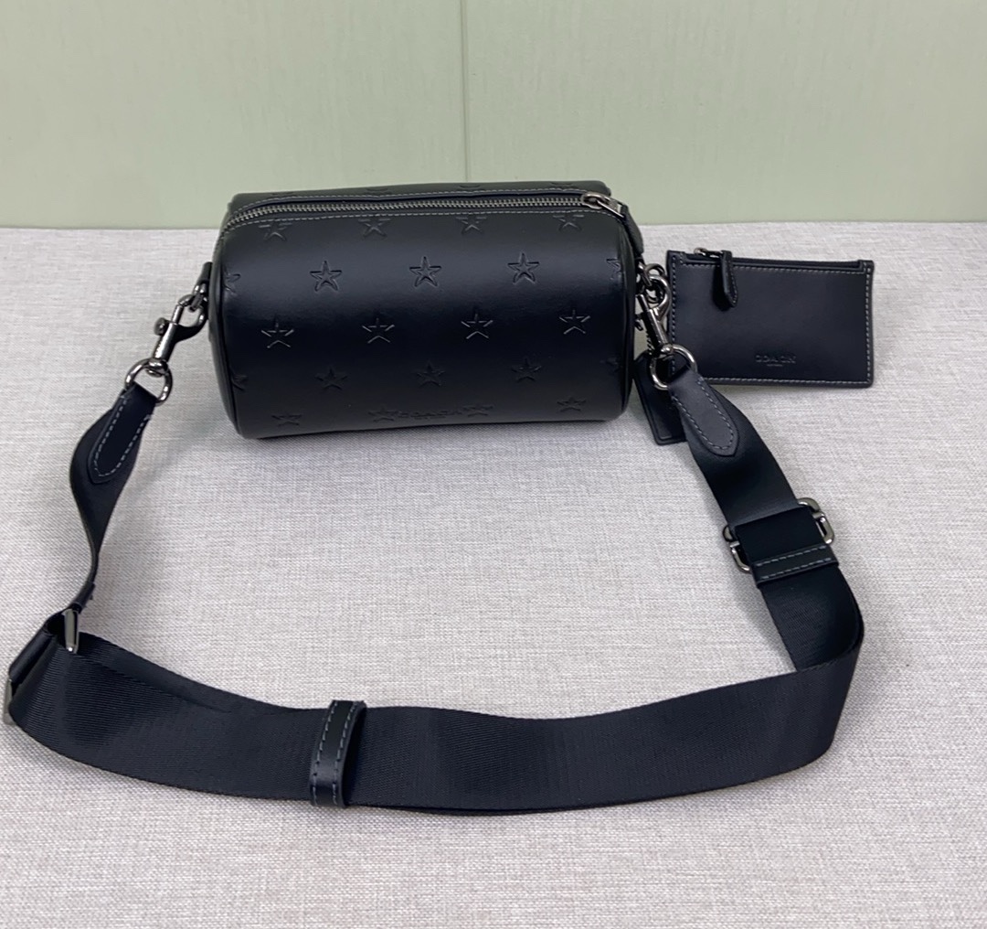 Coach 12月新品 CW324 男士Axel crossbody充满活力的12月男士斜挎包Axel出了新的印花纯牛皮材质压印了梦幻的小星星是童真 是梦想 超实用的容量满足日常需求 还自带一个小卡包 尺寸21/11/10