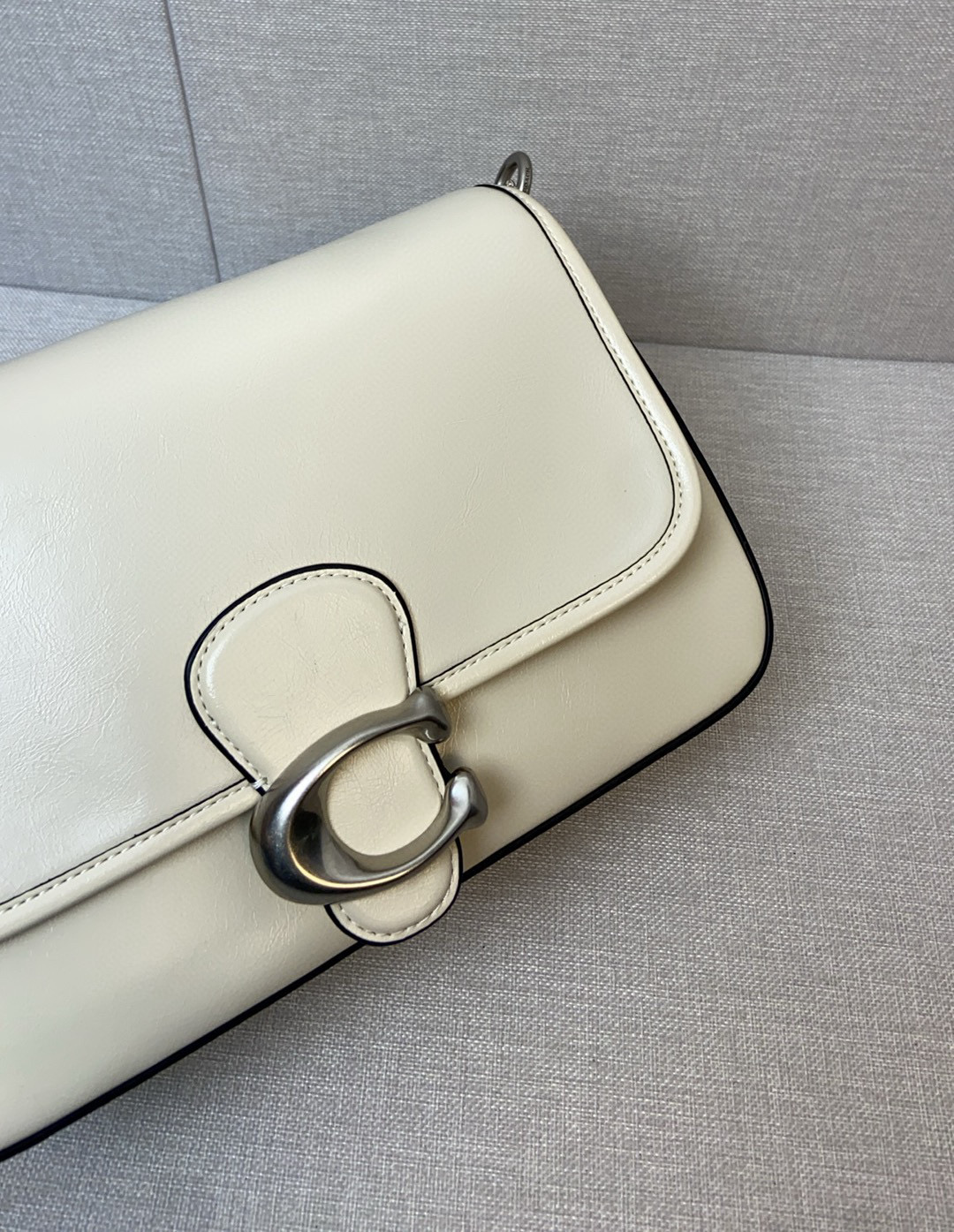 Coach Coach四月新品CR653 Softtabby油蜡皮真的提升质感的好手~黑色All black真的太酷辣 尺寸26/16
