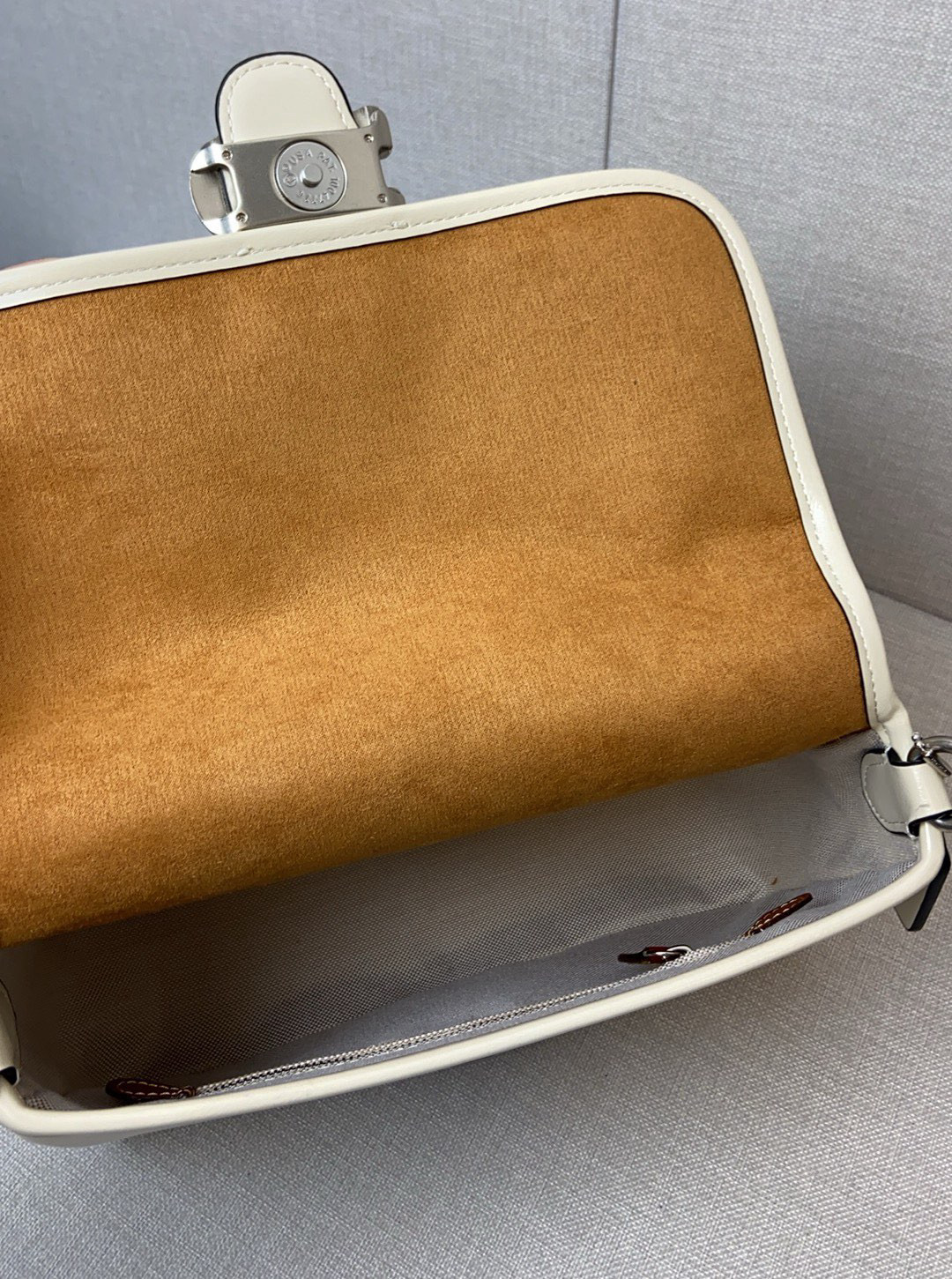 Coach Coach四月新品CR653 Softtabby油蜡皮真的提升质感的好手~黑色All black真的太酷辣 尺寸26/16