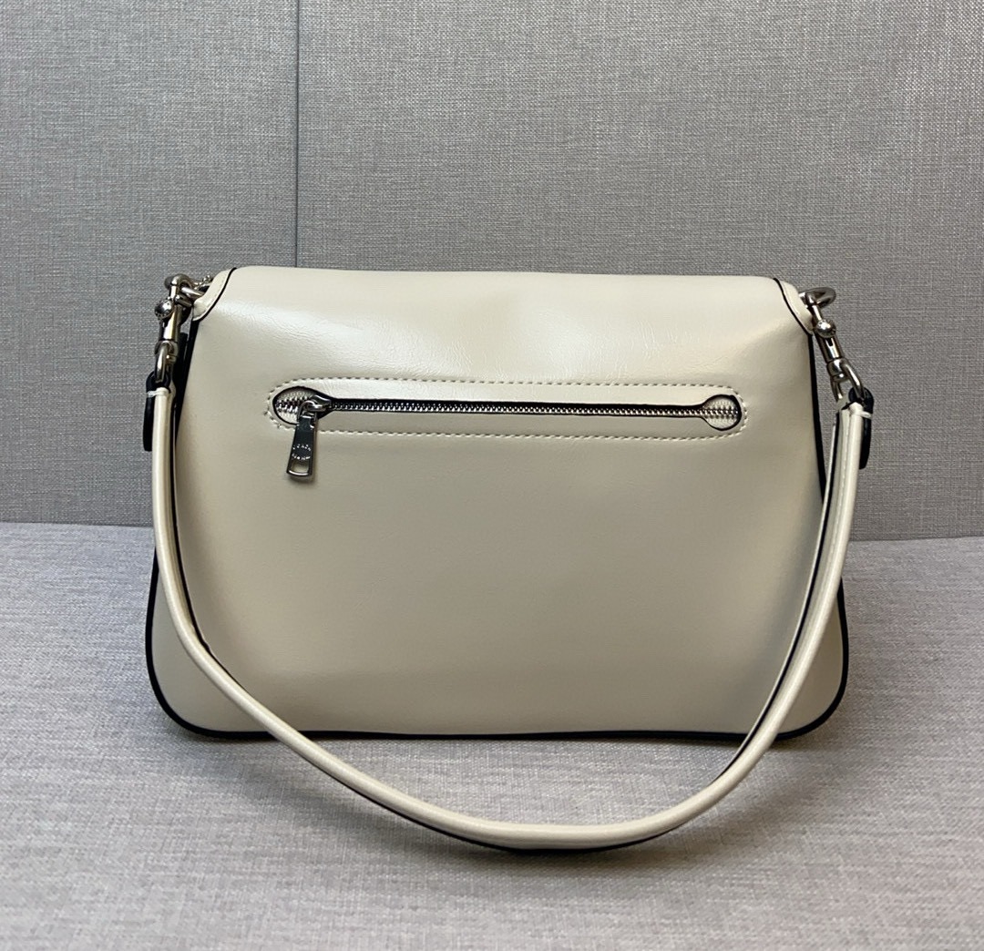 Coach Coach四月新品CR653 Softtabby油蜡皮真的提升质感的好手~黑色All black真的太酷辣 尺寸26/16