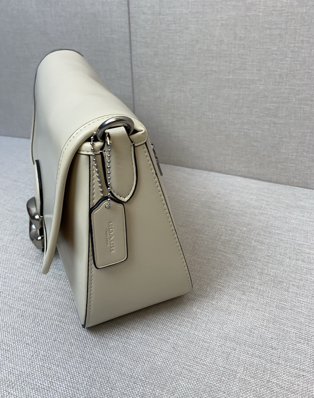 Coach Coach四月新品CR653 Softtabby油蜡皮真的提升质感的好手~黑色All black真的太酷辣 尺寸26/16