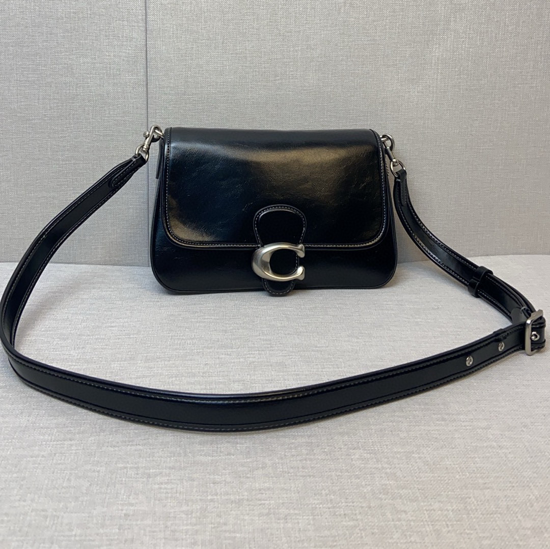 Coach Coach四月新品CR653 Softtabby油蜡皮真的提升质感的好手~黑色All black真的太酷辣 尺寸26/16