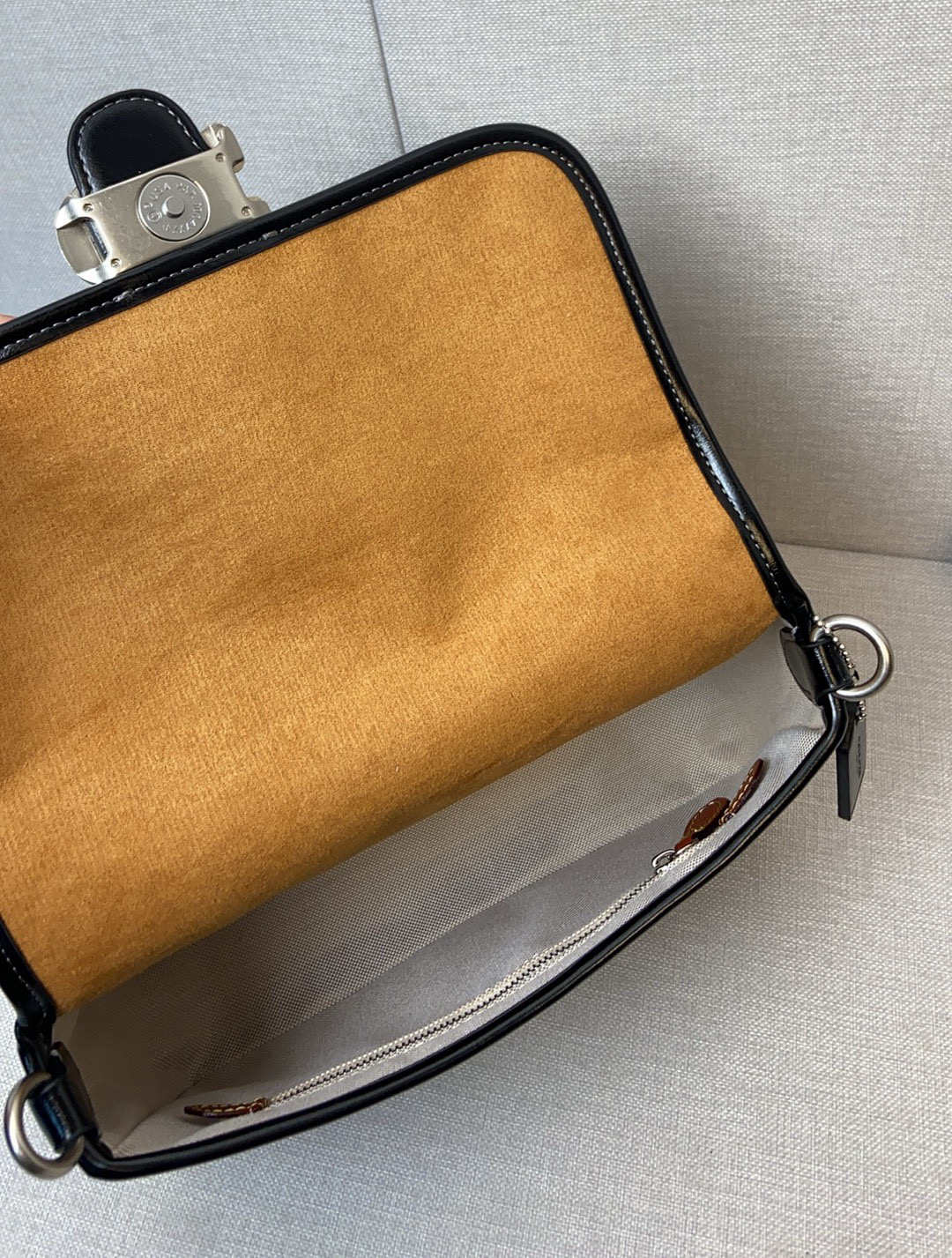 Coach Coach四月新品CR653 Softtabby油蜡皮真的提升质感的好手~黑色All black真的太酷辣 尺寸26/16