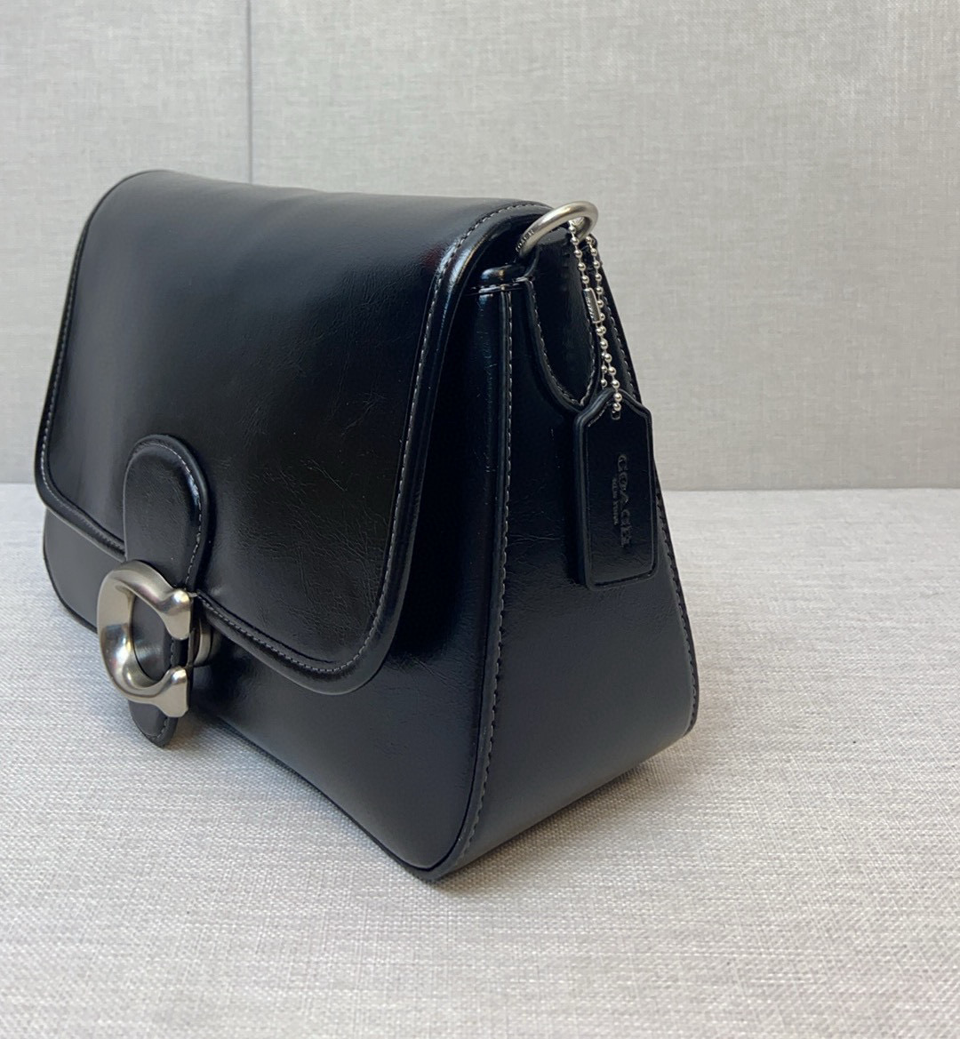 Coach Coach四月新品CR653 Softtabby油蜡皮真的提升质感的好手~黑色All black真的太酷辣 尺寸26/16