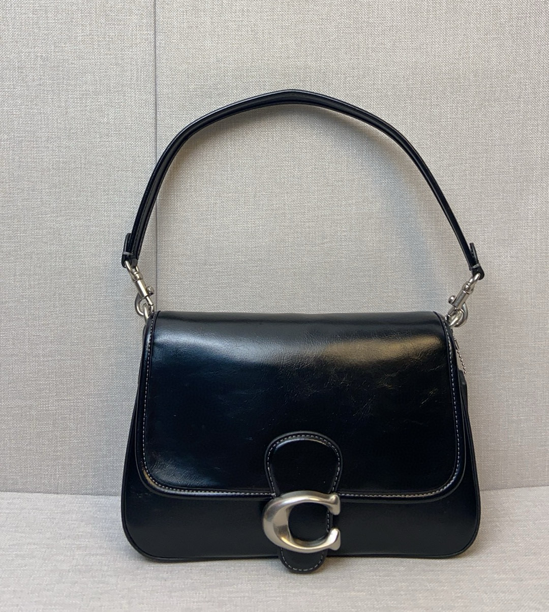 Coach Coach四月新品CR653 Softtabby油蜡皮真的提升质感的好手~黑色All black真的太酷辣 尺寸26/16