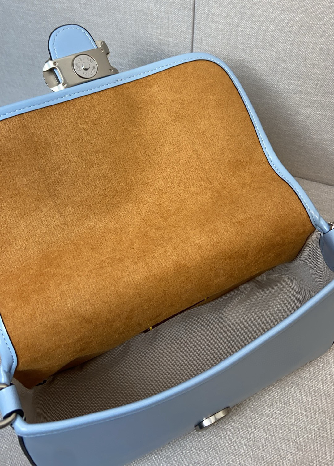 Coach Coach四月新品CR653 Softtabby油蜡皮真的提升质感的好手~黑色All black真的太酷辣 尺寸26/16