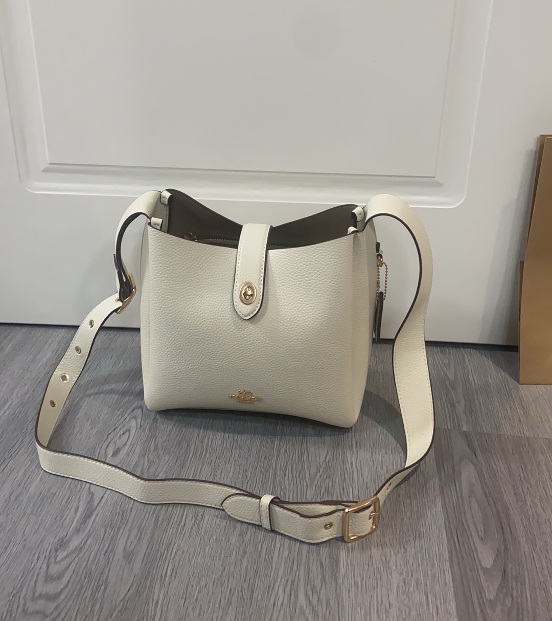 💰Coach's new October release, the Hadley Crossbody CW002 CW003, features a luxurious all-leather design with a detachable and adjustable shoulder strap for versatile styling. This lightweight bag offers a spacious interior and can be worn as a shoulder bag or crossbody. Dimensions: 25cm x 8cm x 22cm. image 1