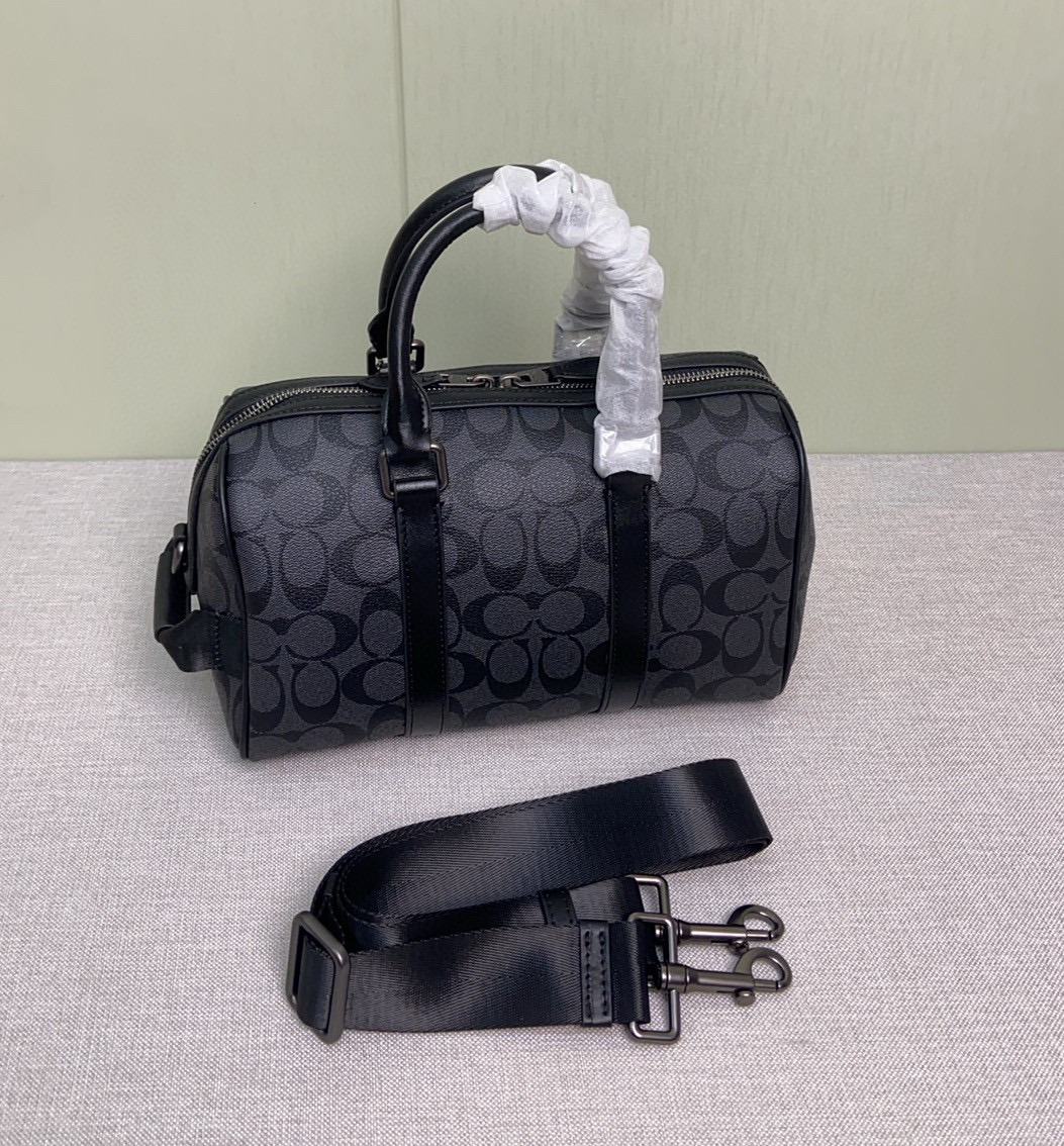 Coach Coach 25年1月份新品Venturer枕头包波士顿 27 来啦 CY821 的包型搭配徽章设计