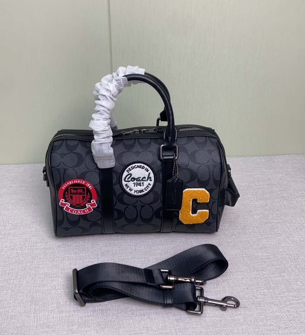 Coach Coach 25年1月份新品Venturer枕头包波士顿 27 来啦 CY821 的包型搭配徽章设计
