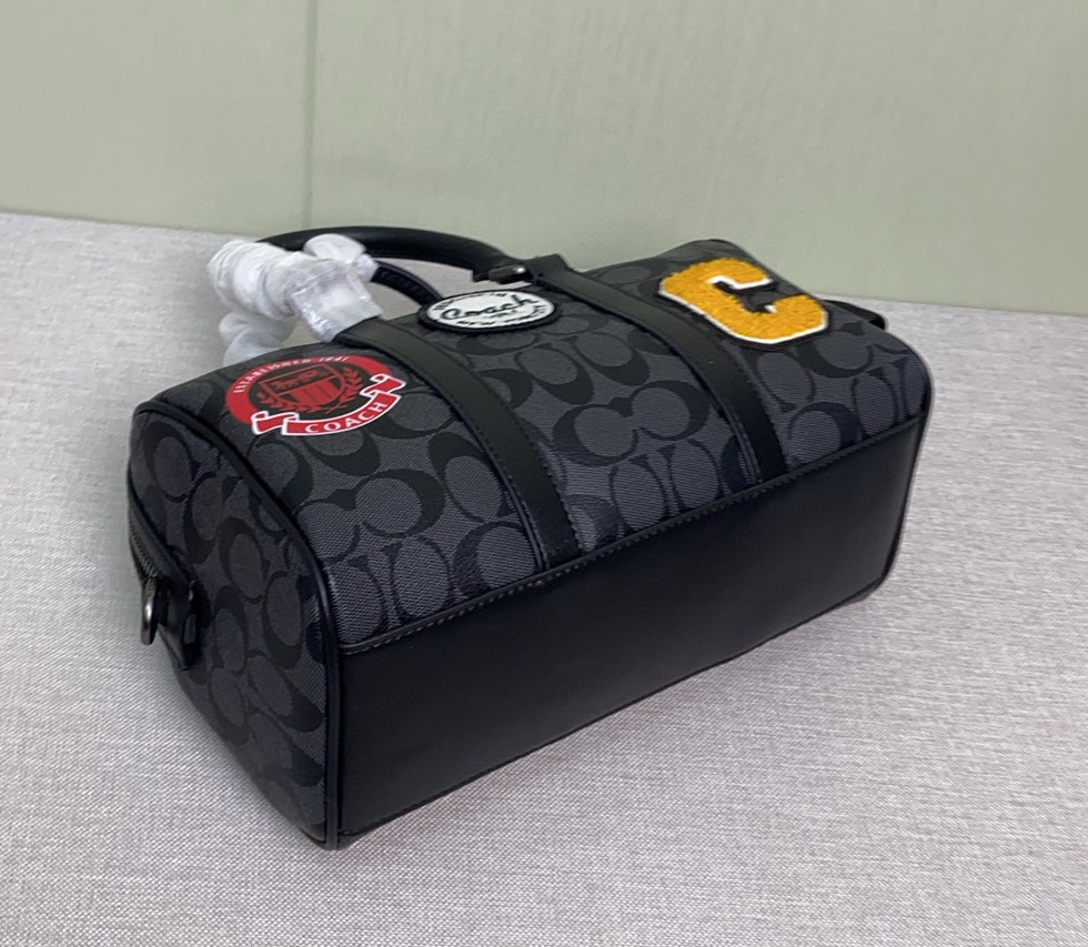 Coach Coach 25年1月份新品Venturer枕头包波士顿 27 来啦 CY821 的包型搭配徽章设计