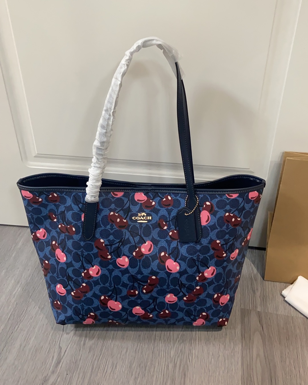 Coach February new arrival CY691 Cherry City Tote, featuring the Cherry Print City 33 tote with a large capacity. Create a unique outfit with this bag. Size: 33cm x 29cm x 16cm. image 1