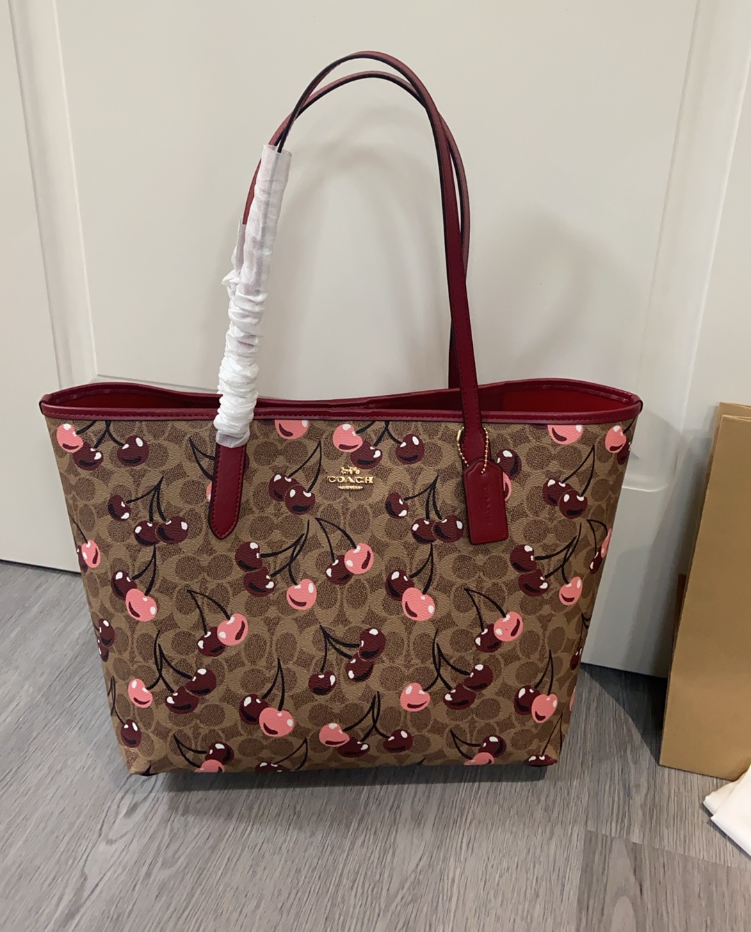Coach February new product CY691 Cherry City Tote tote bag, new 33 tote bag with large capacity, creating a unique outfit of the day. Size: 33cm x 29cm x 16cm. image 1