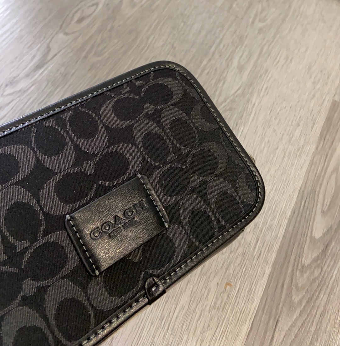 Coach Coach CAJ35 最新款 WYATT 黑色香布蕾CROSSBODY 男款 小包
