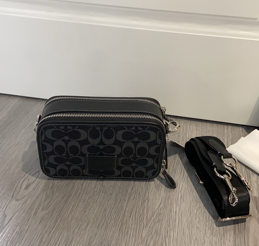 Coach Coach CAJ35 最新款 WYATT 黑色香布蕾CROSSBODY 男款 小包